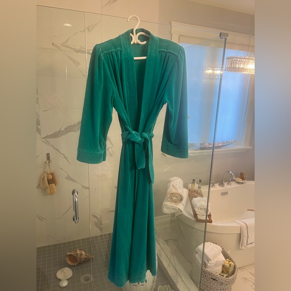 A beautiful emerald green velour 1980s robe size medium large rare quality